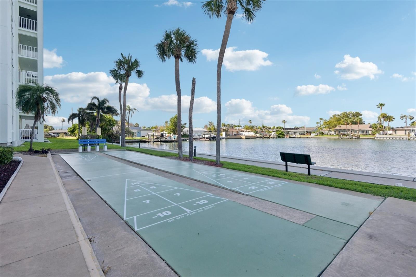 Shuffle board
