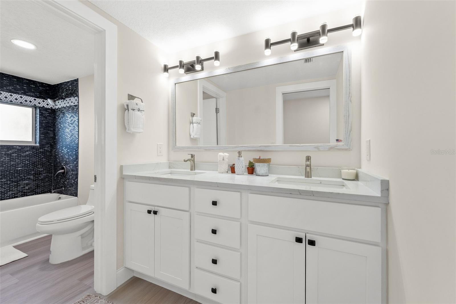 Guest bath (Upper level)