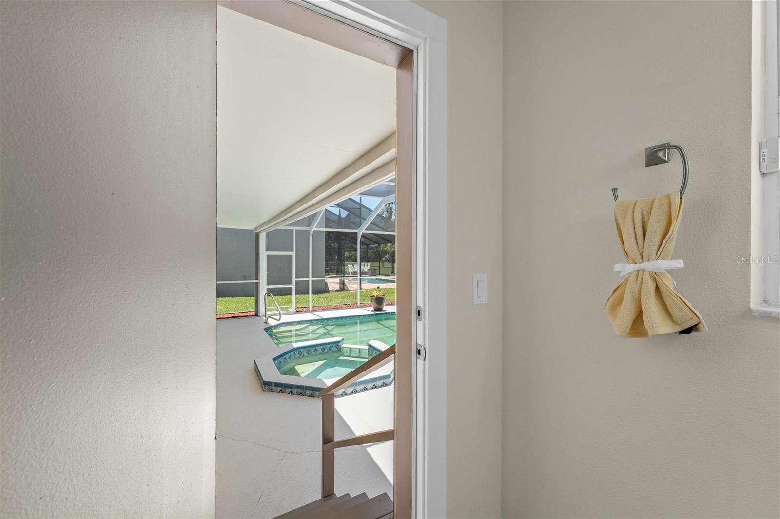 4th bath exit to pool area