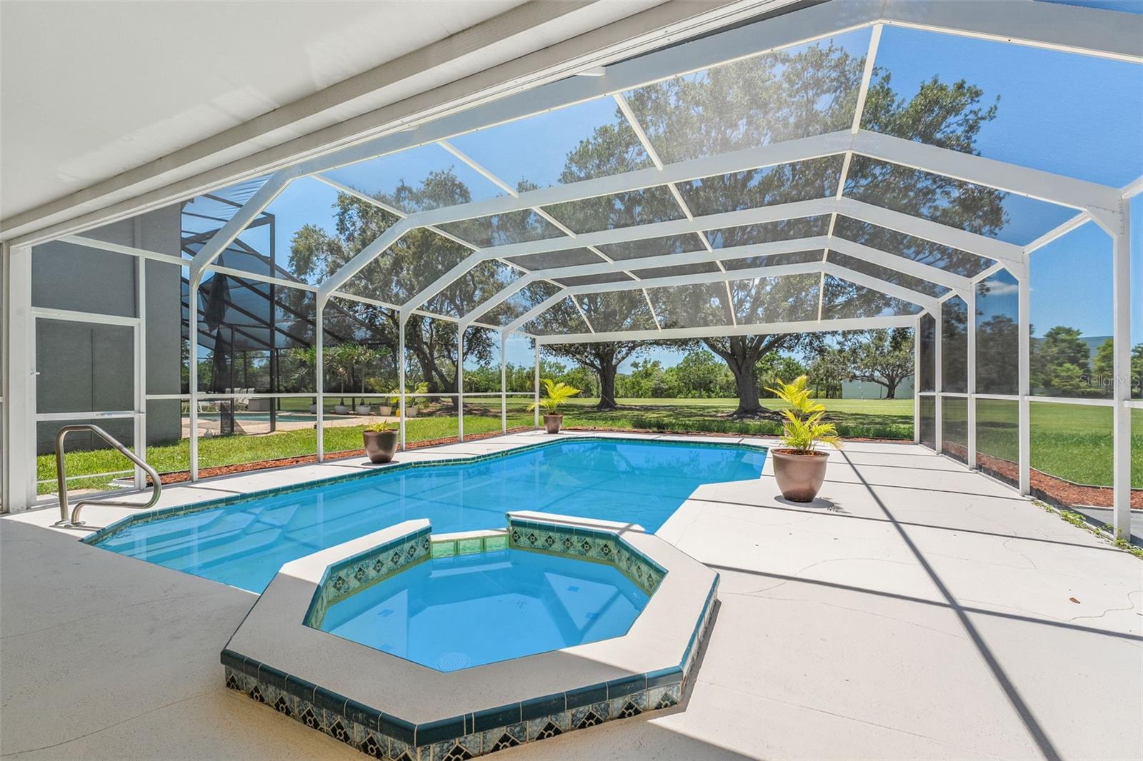 Jacuzzi/pool