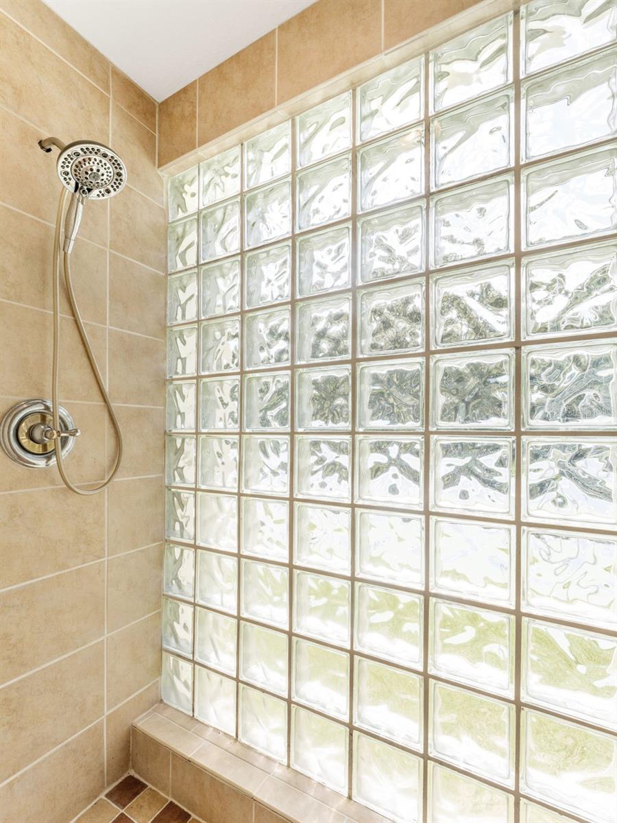 Bathroom 4 (pool bath)