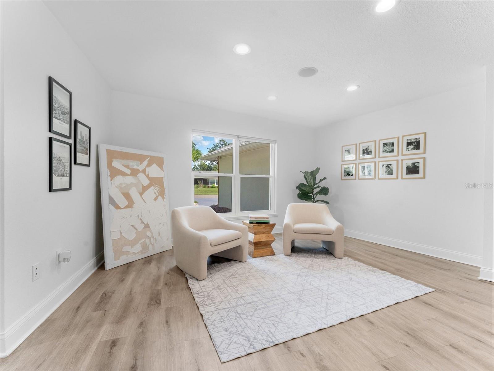 Sitting area to the left of the entry