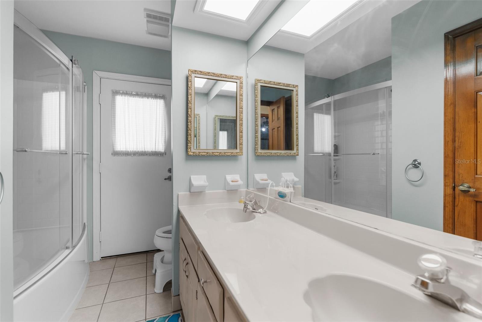 Bathroom 2 with access to the pool