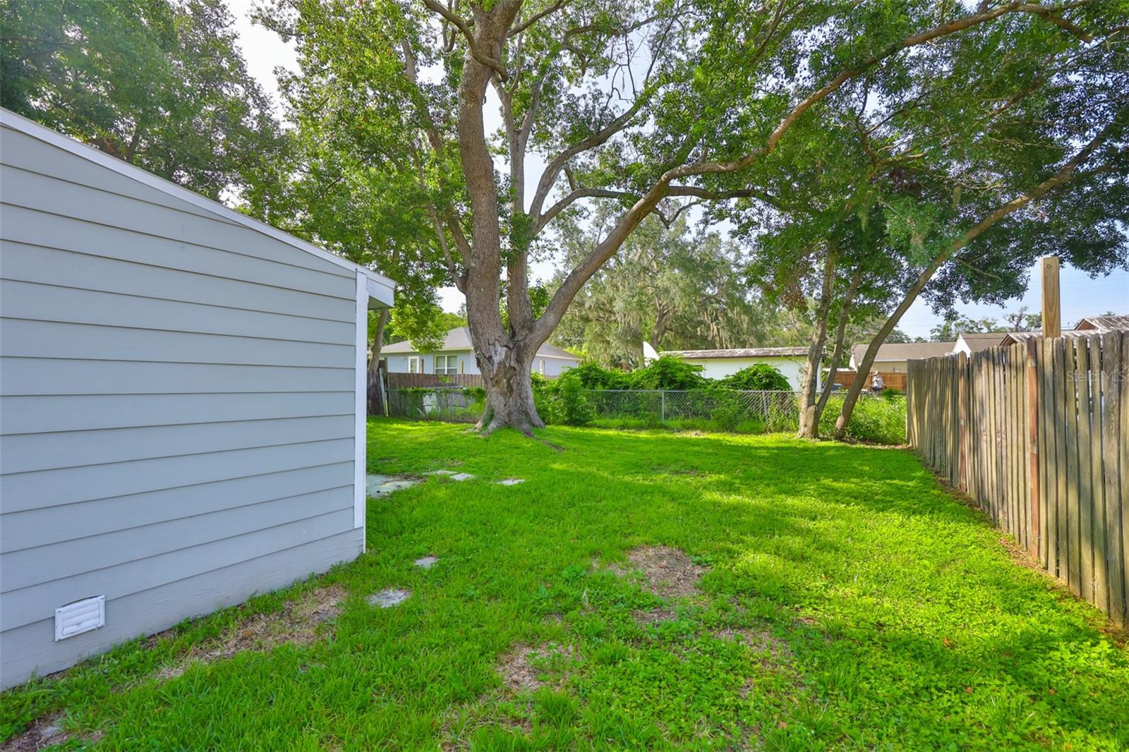 Large side yard too!