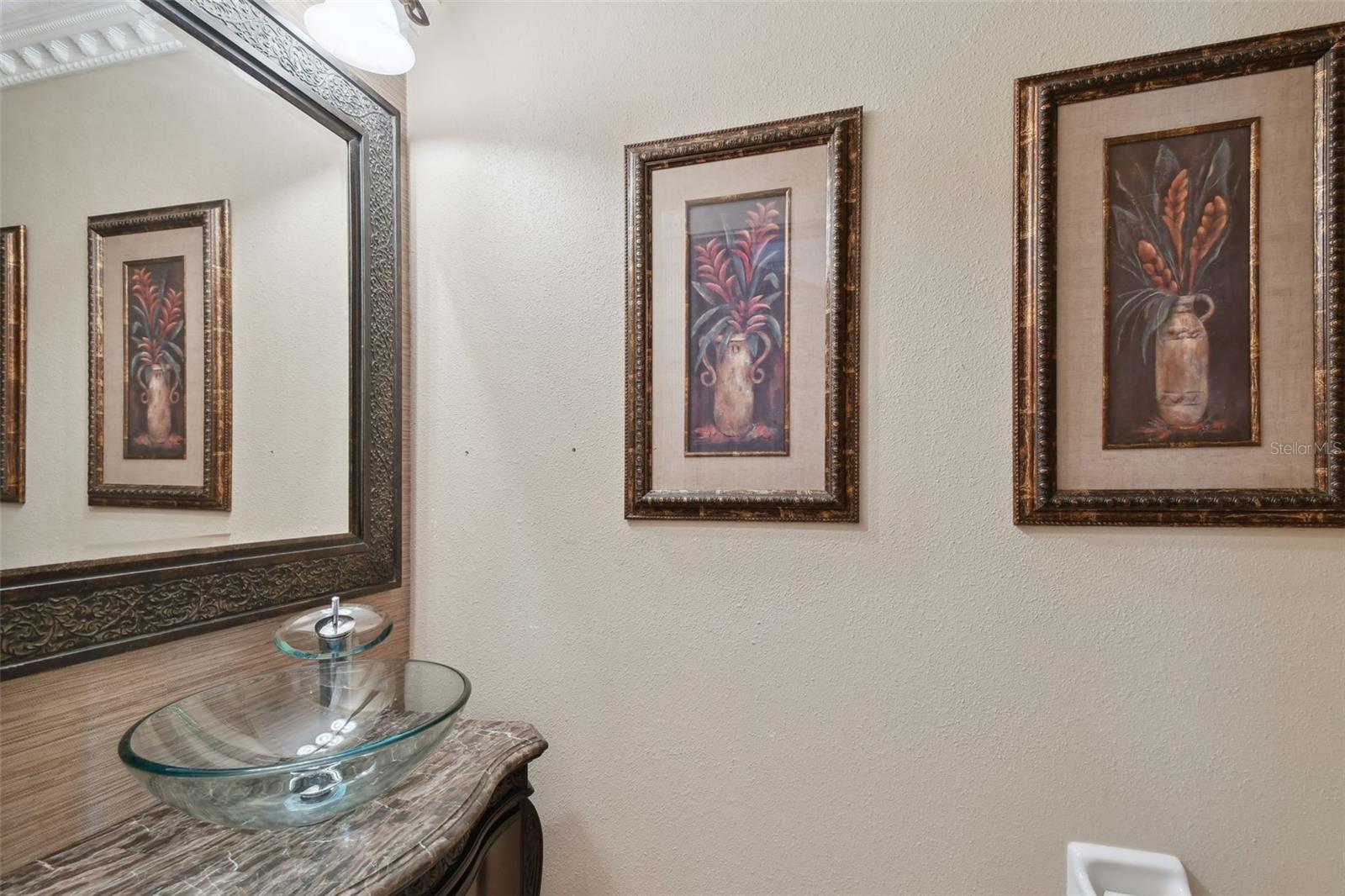 First floor 1/2 bathrooom