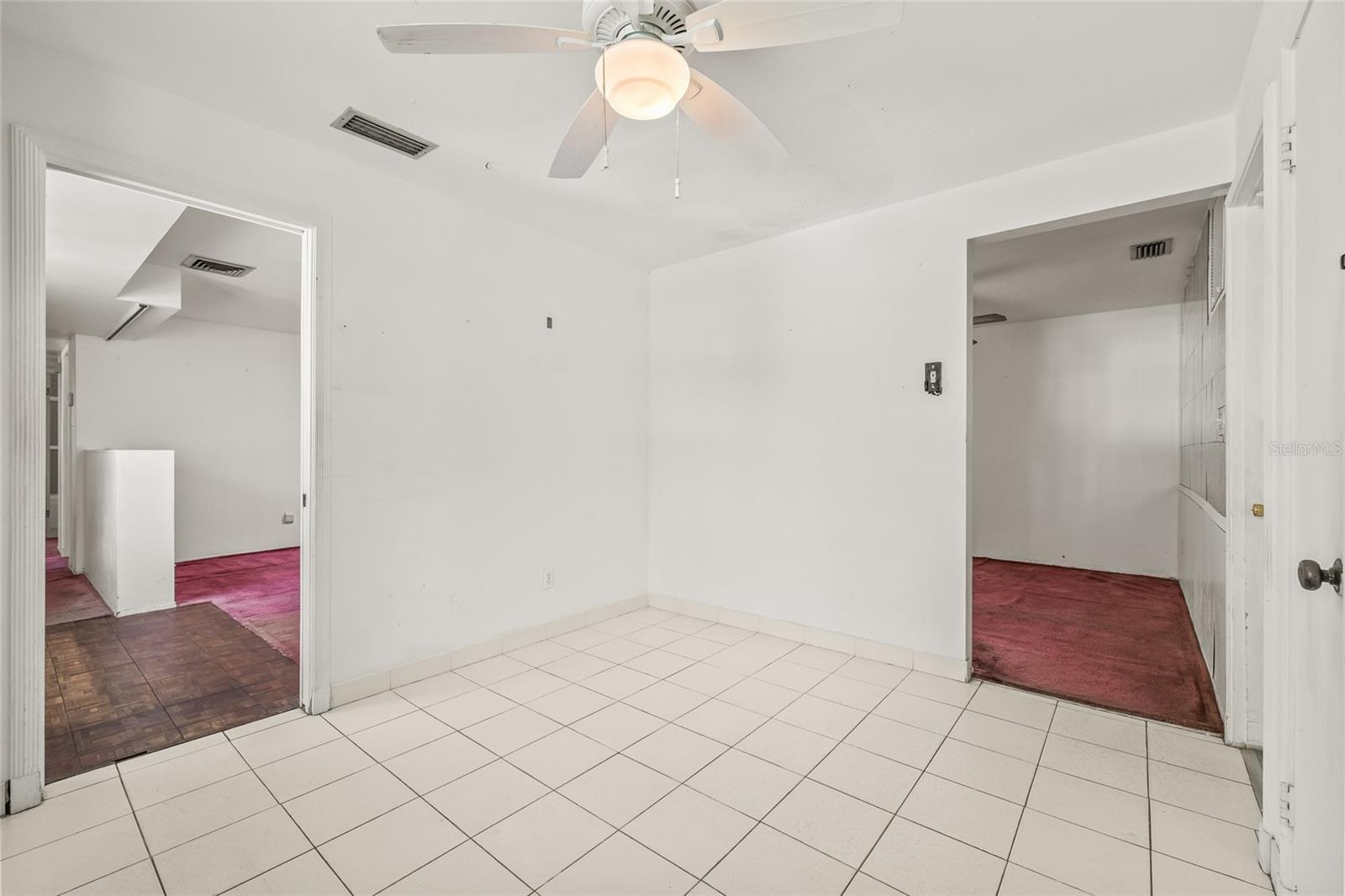 Kitchen - eat in area