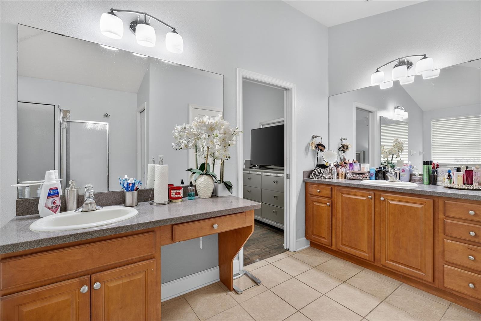 Primary en-suite bathroom
