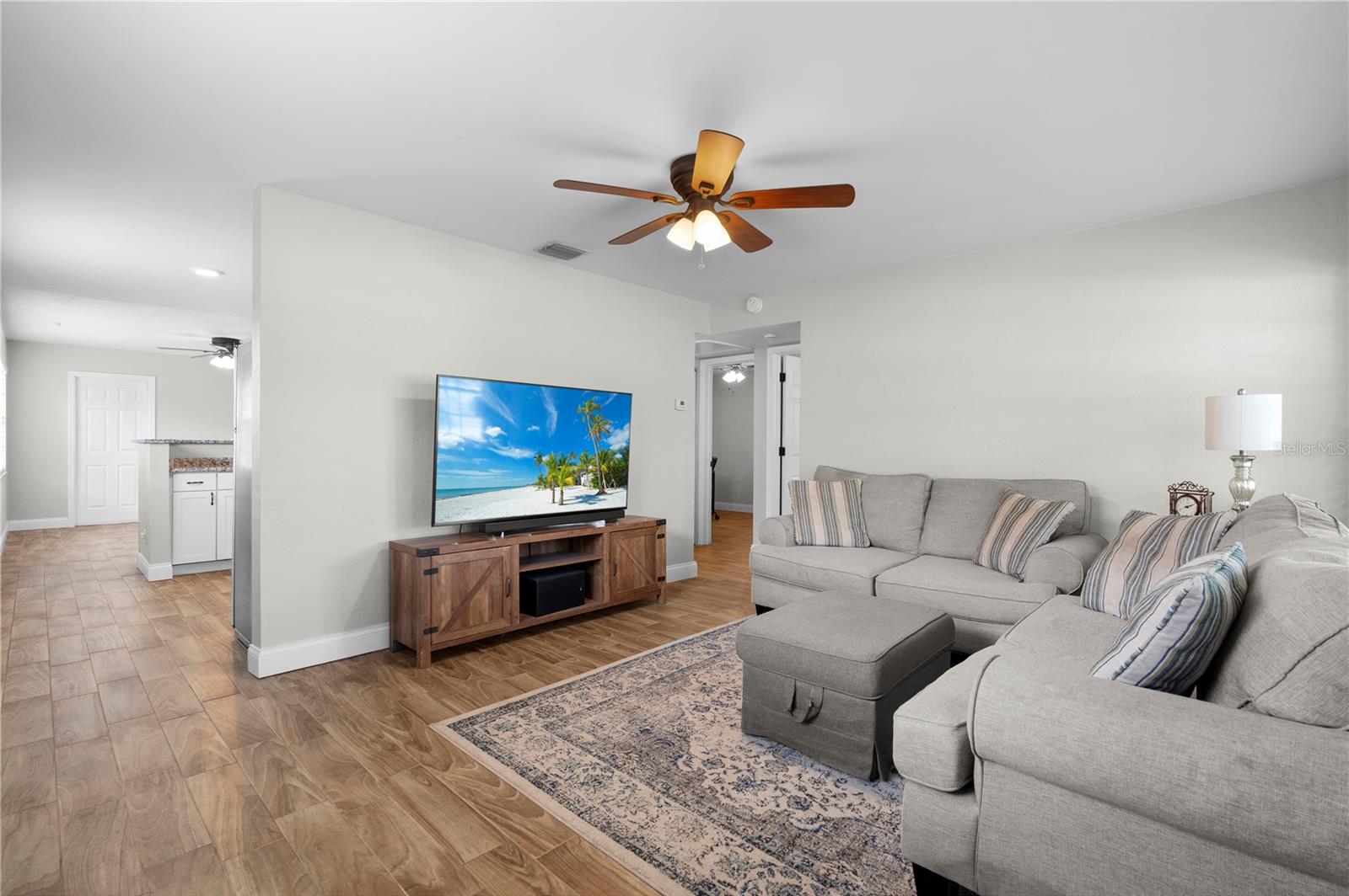 Seemless tile flooring throughout