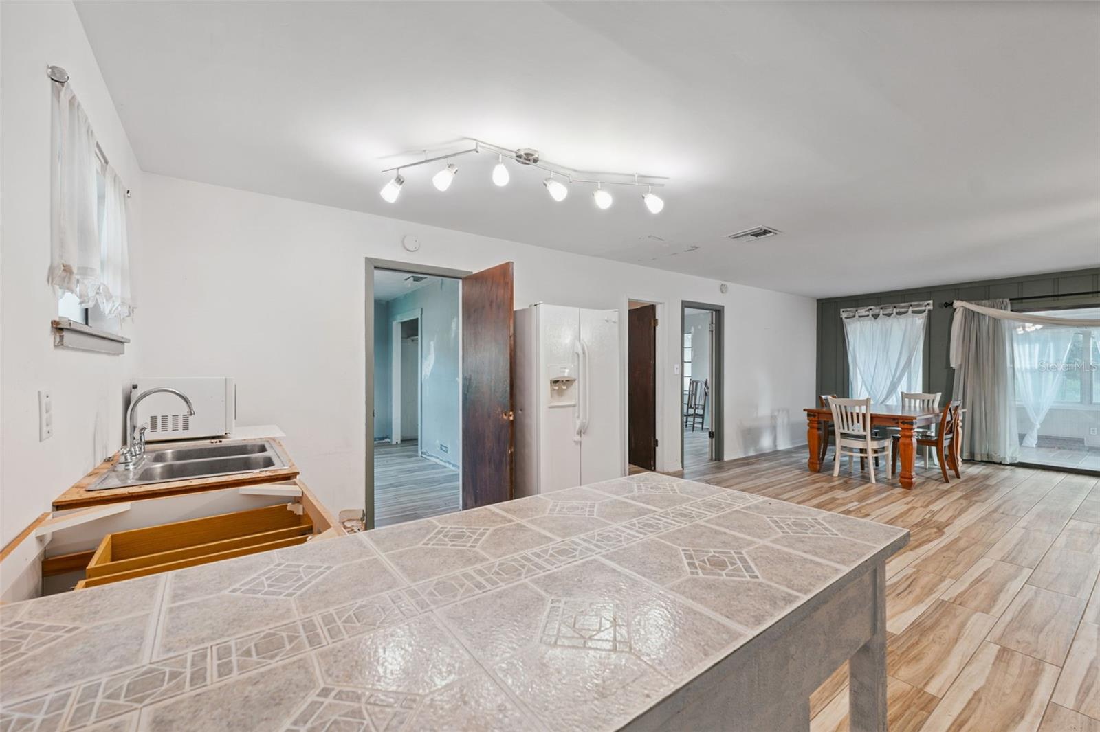 Kitchen/Dining Area