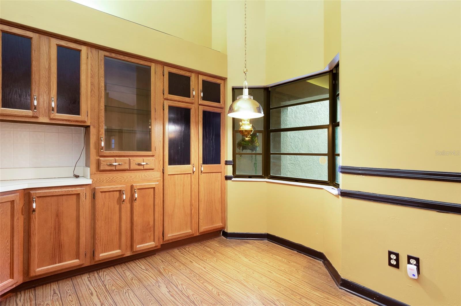 Perfect for a small table! Look at the wood cabinets.