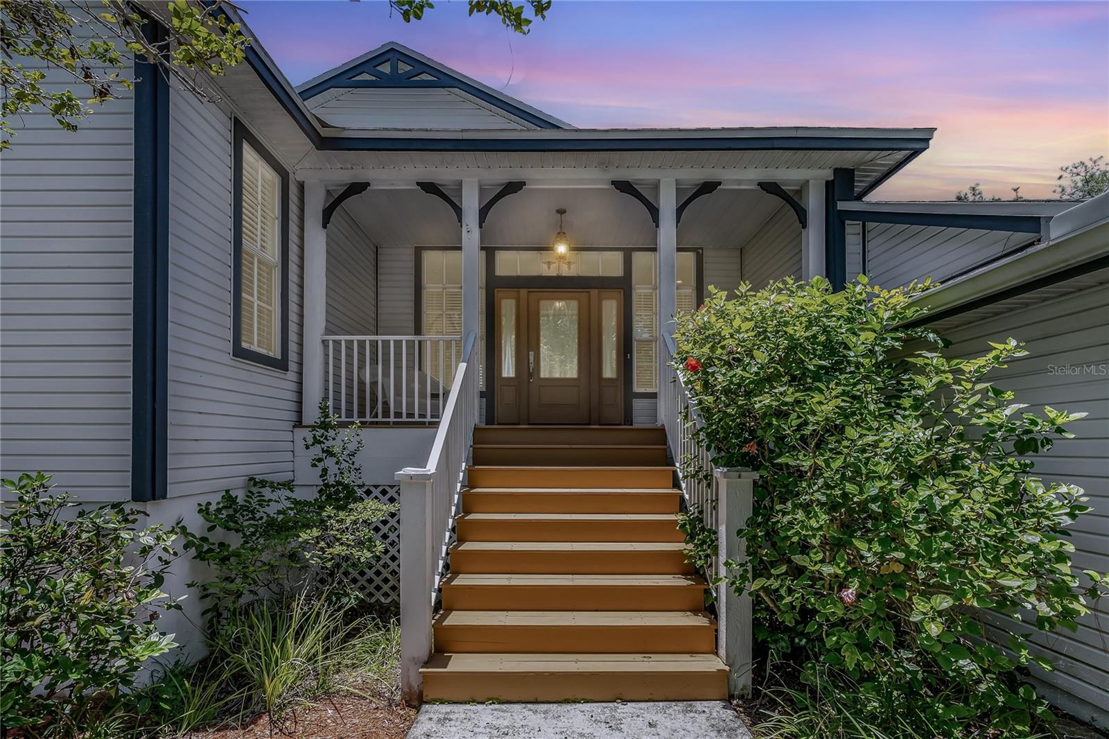 WELCOME TO THIS BEAUTIFULLY MAINTAINED OZONA HOME!