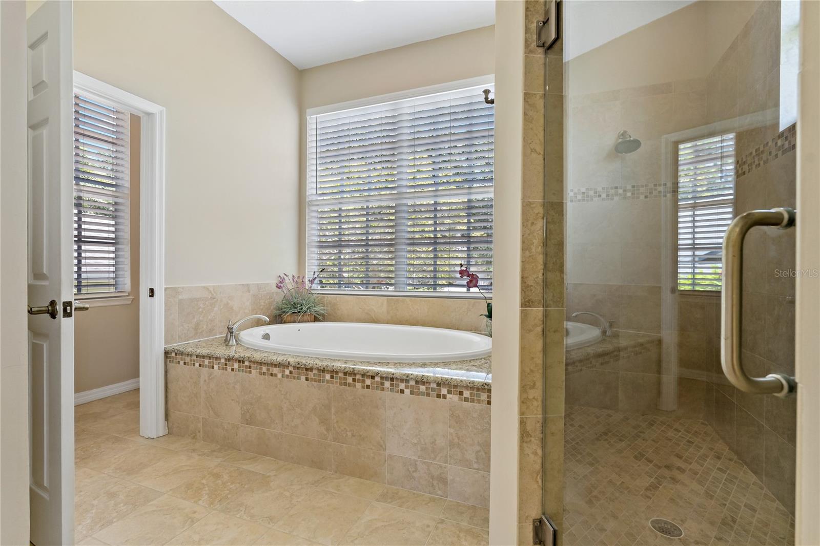 SOAKING SPA AND WALK IN SHOWER!