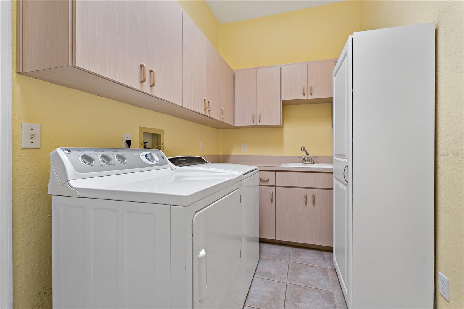 GREAT SIZE LAUNDRY ROOM!