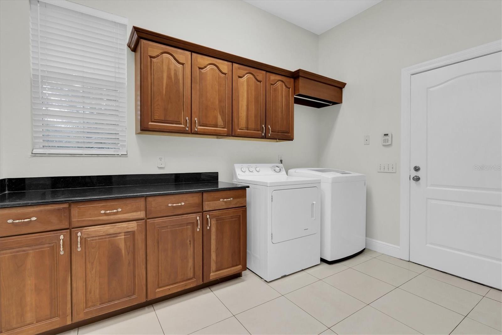 LARGE LAUNDRY ROOM