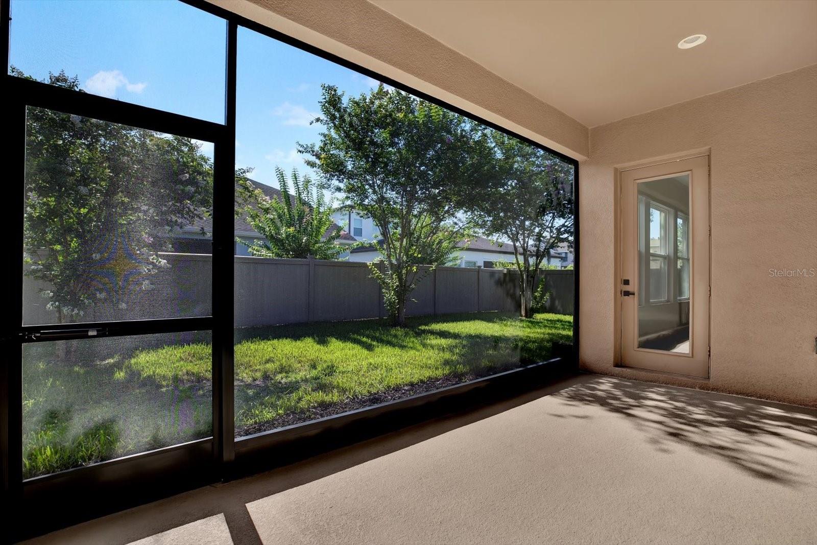 Panoramic screened lanai, fenced yard, beautiful crepe myrtles