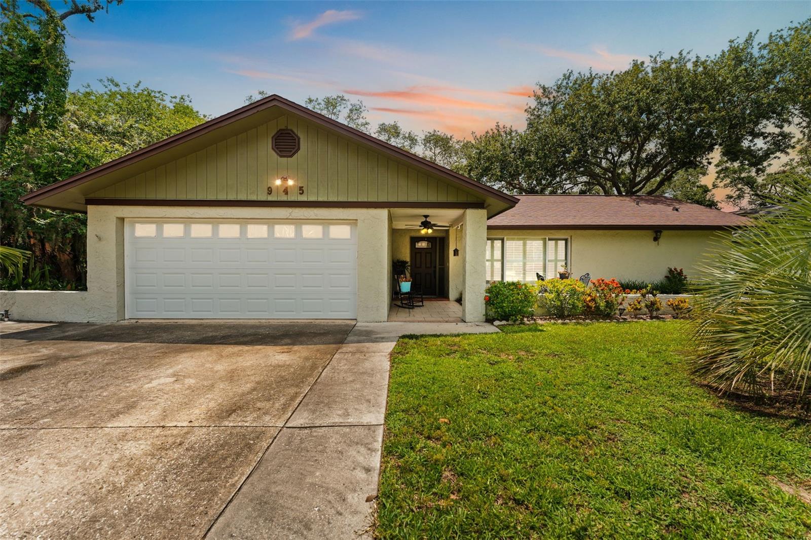 Welcome to 945 Winding Oaks!
