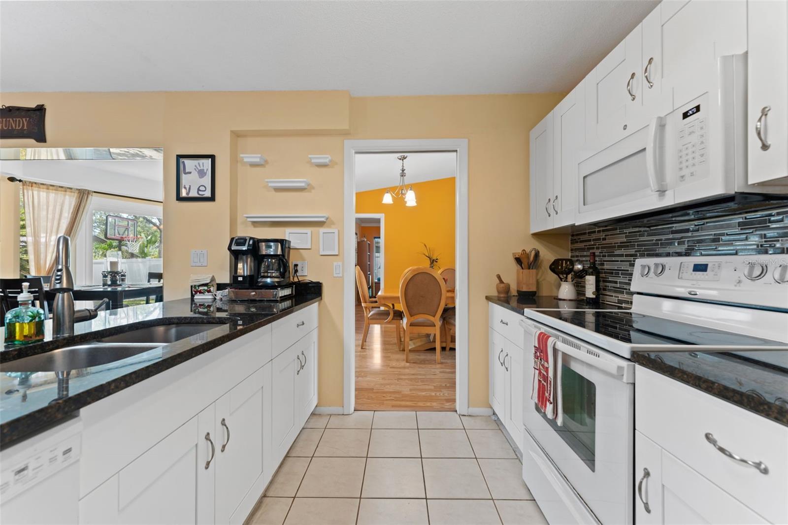 Kitchen Breakfast Bar!