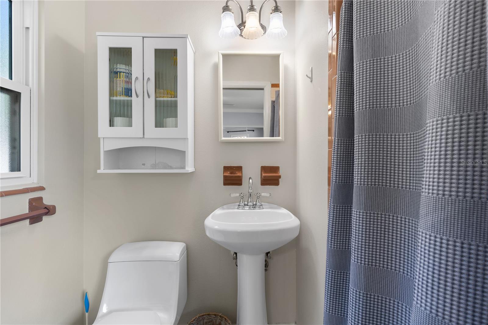 Secondary Bathroom with tub/shower combo