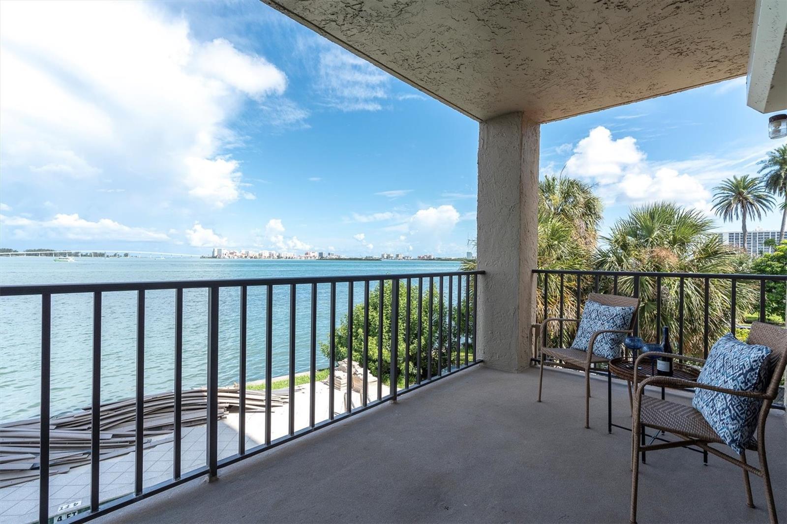 AMAZING VIEW OF THE INTRACOSTAL AND CLOSE TO BEACHES