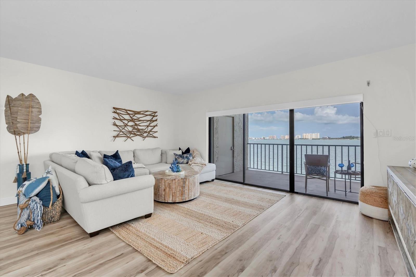 SPACIOUS LIVING ROOM