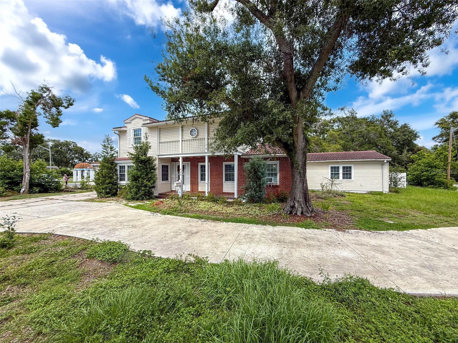 Side Front view/ Driveway