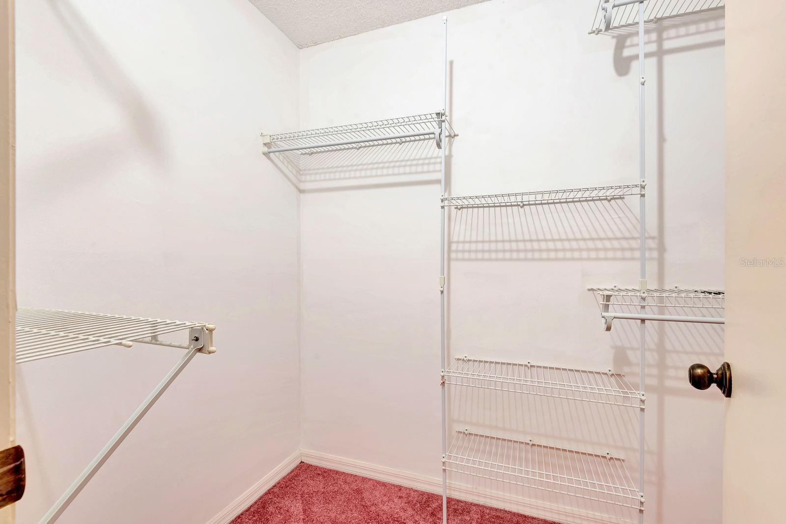 Walk-In Closet in Primary Bedromo