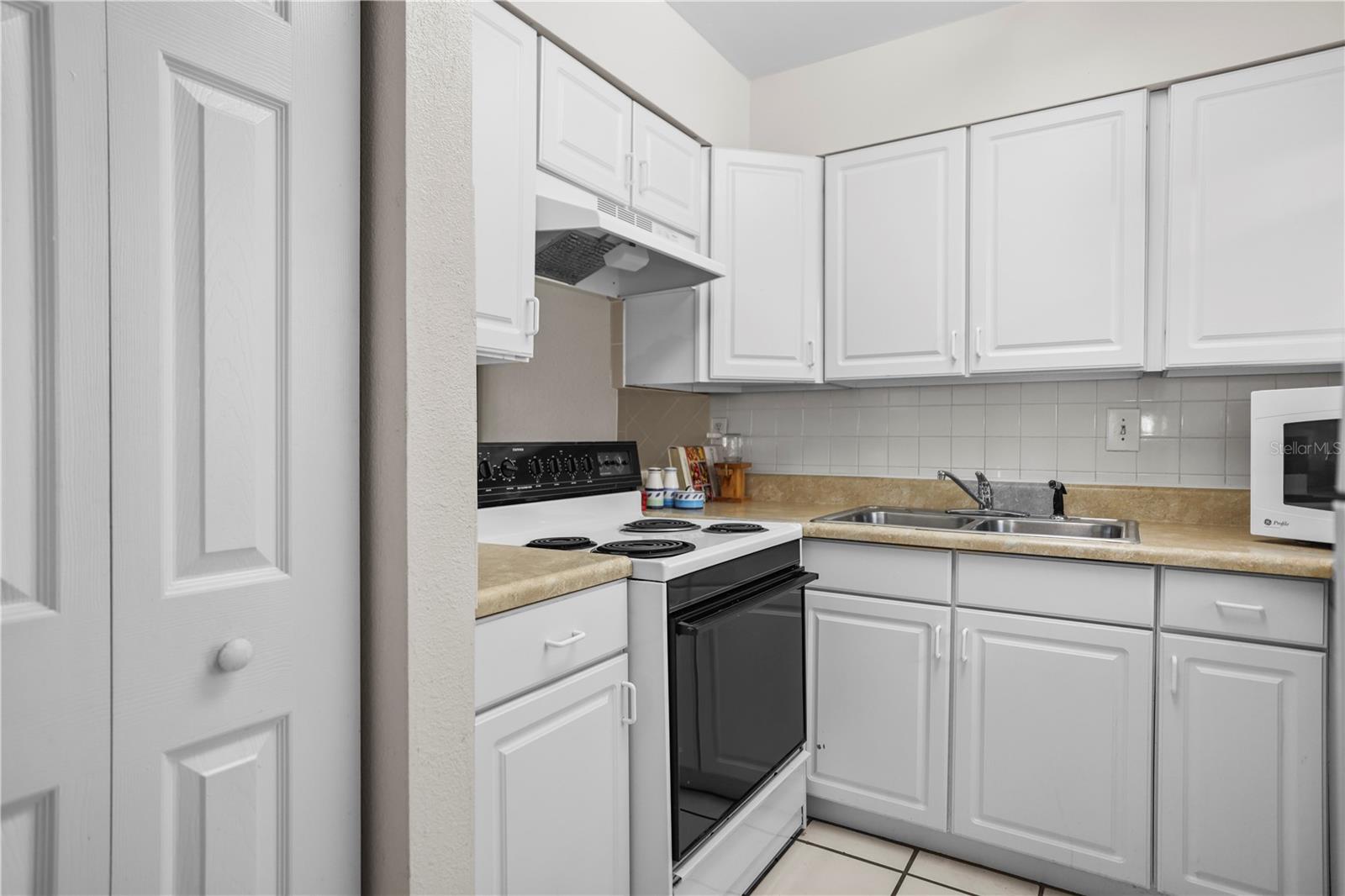 KITCHEN WITH PANTRY