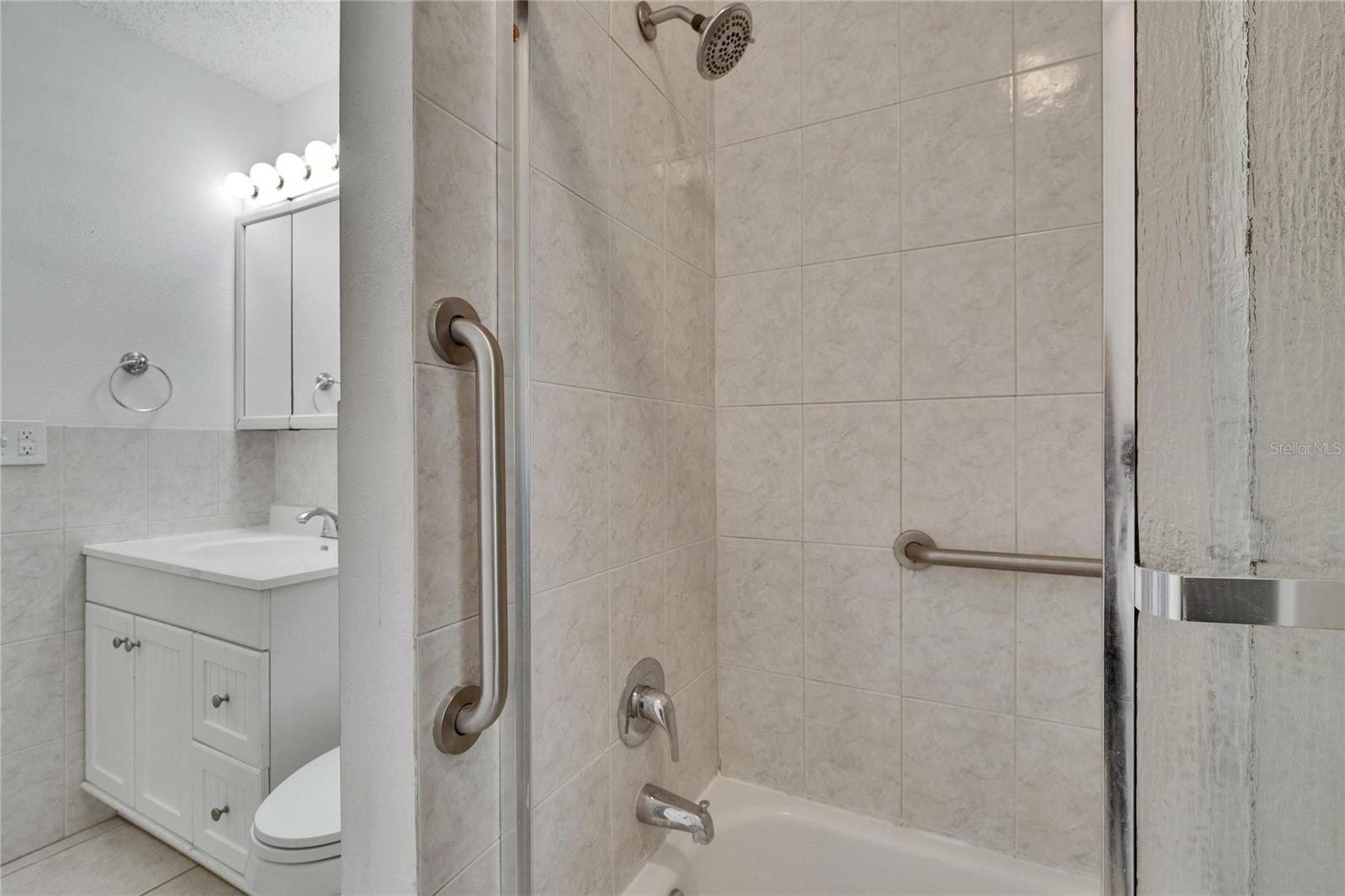 Jack/Jill Bath between bedrooms