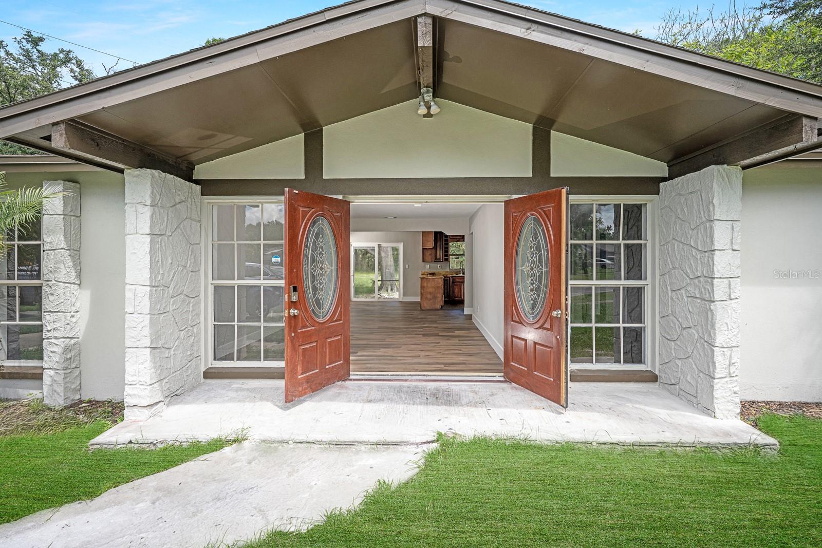 Great Curb AppealVery Inviting