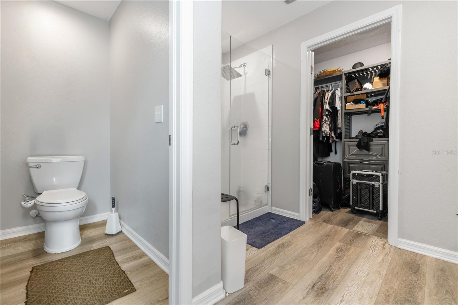 Main bathroom & walk in closet