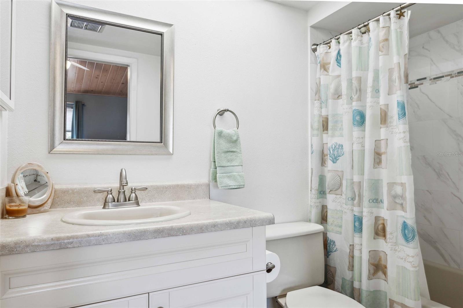 Guest EnSuite Full Bathroom