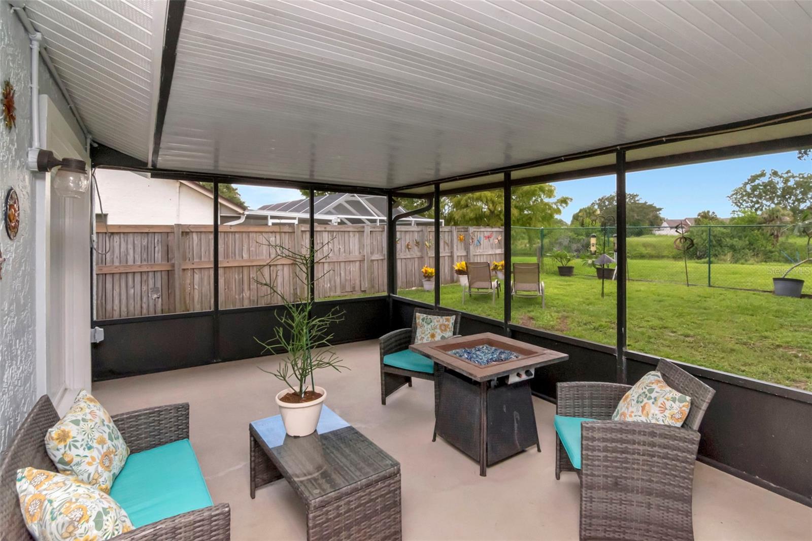 Spacious screened patio for your enjoyment