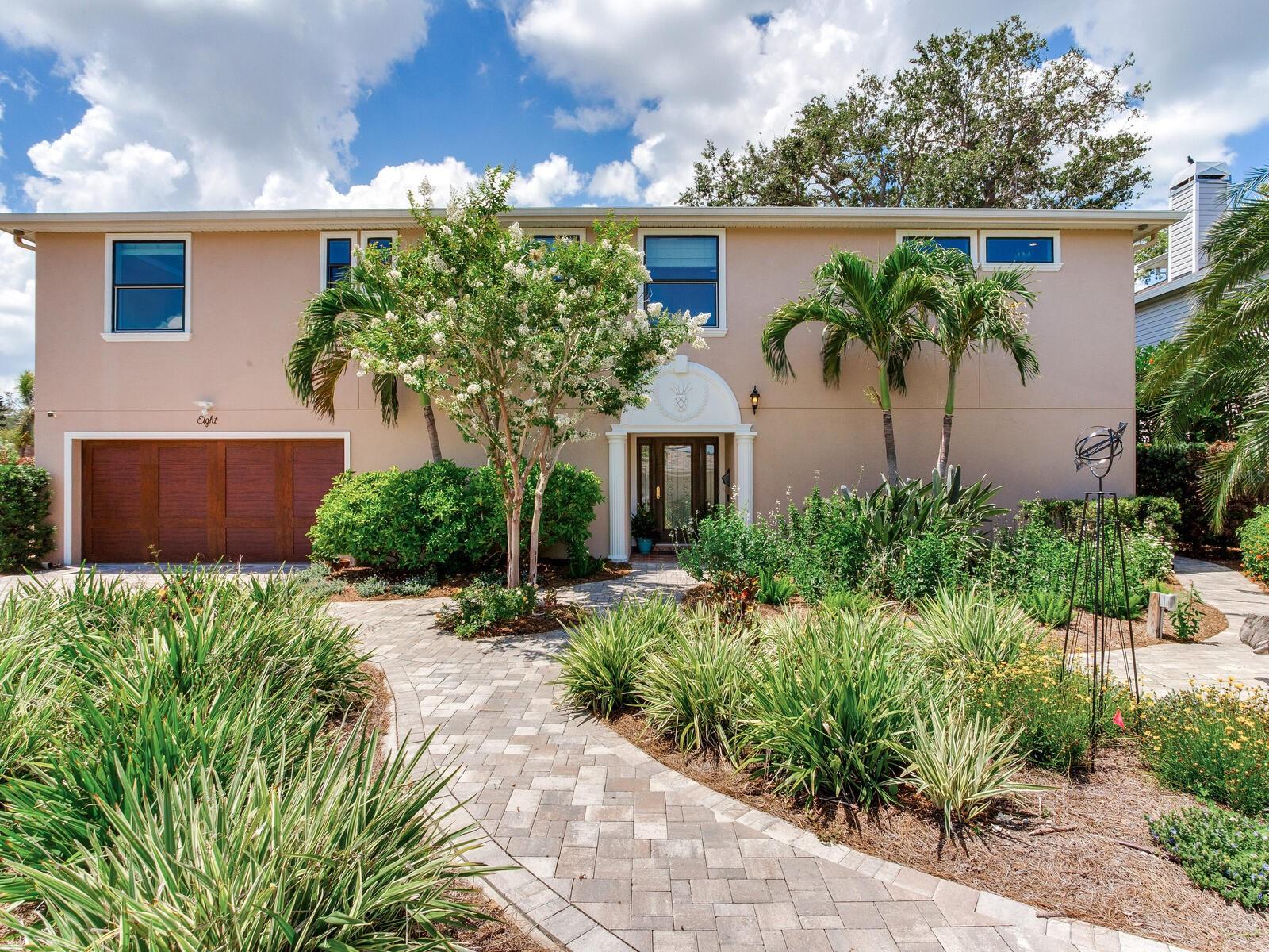 Oversized 2 car garage, Florida Landscape