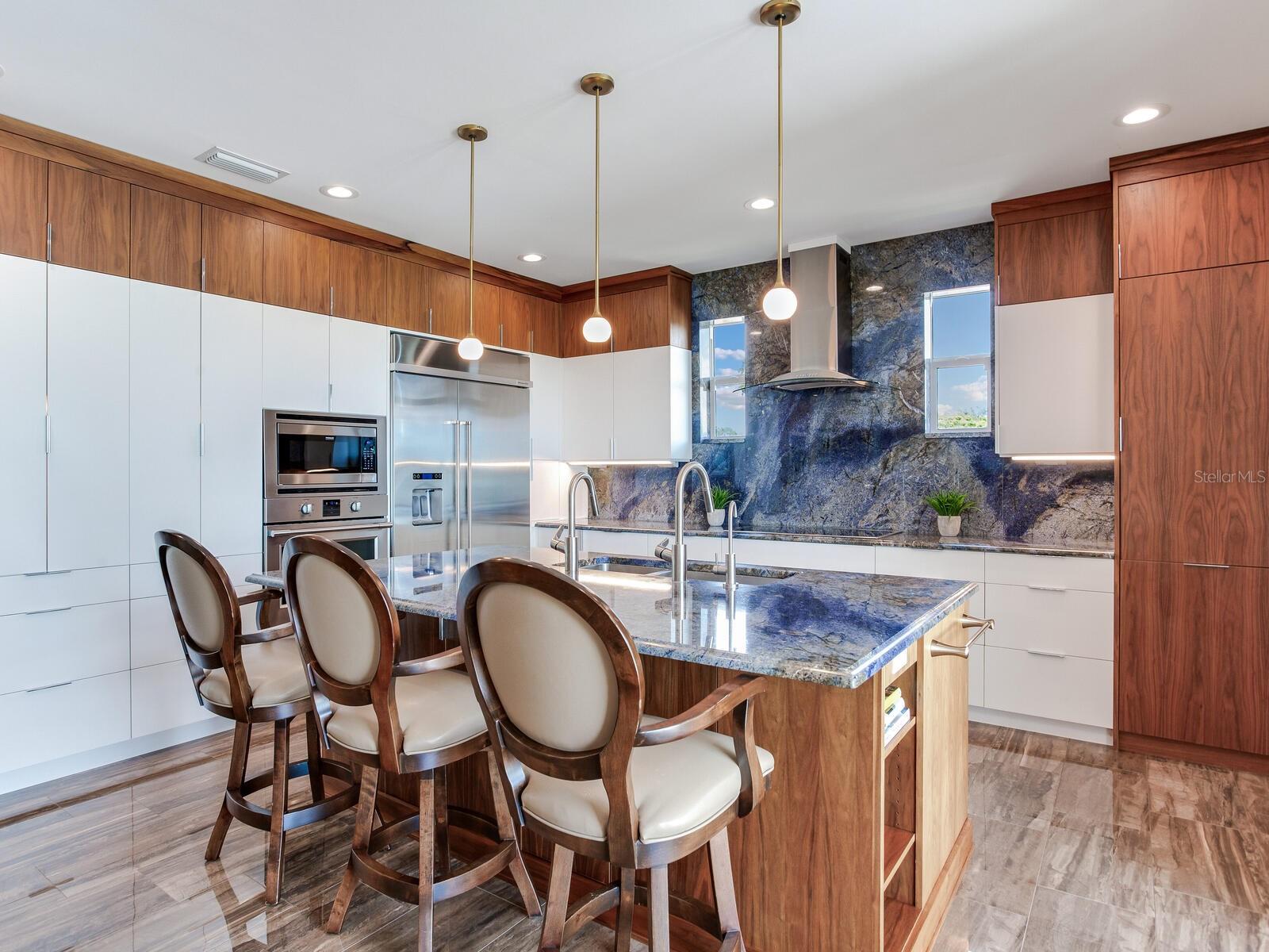 Kitchen customized builtins with pullouts