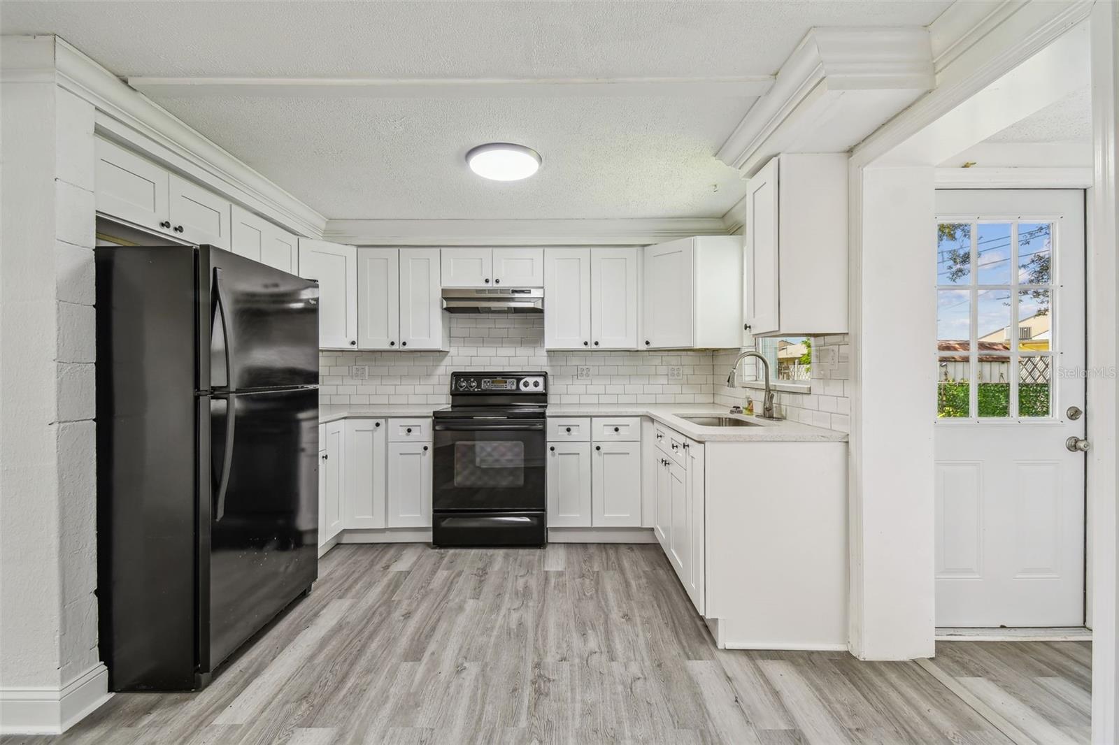 Kitchen and exit to the courtyard
