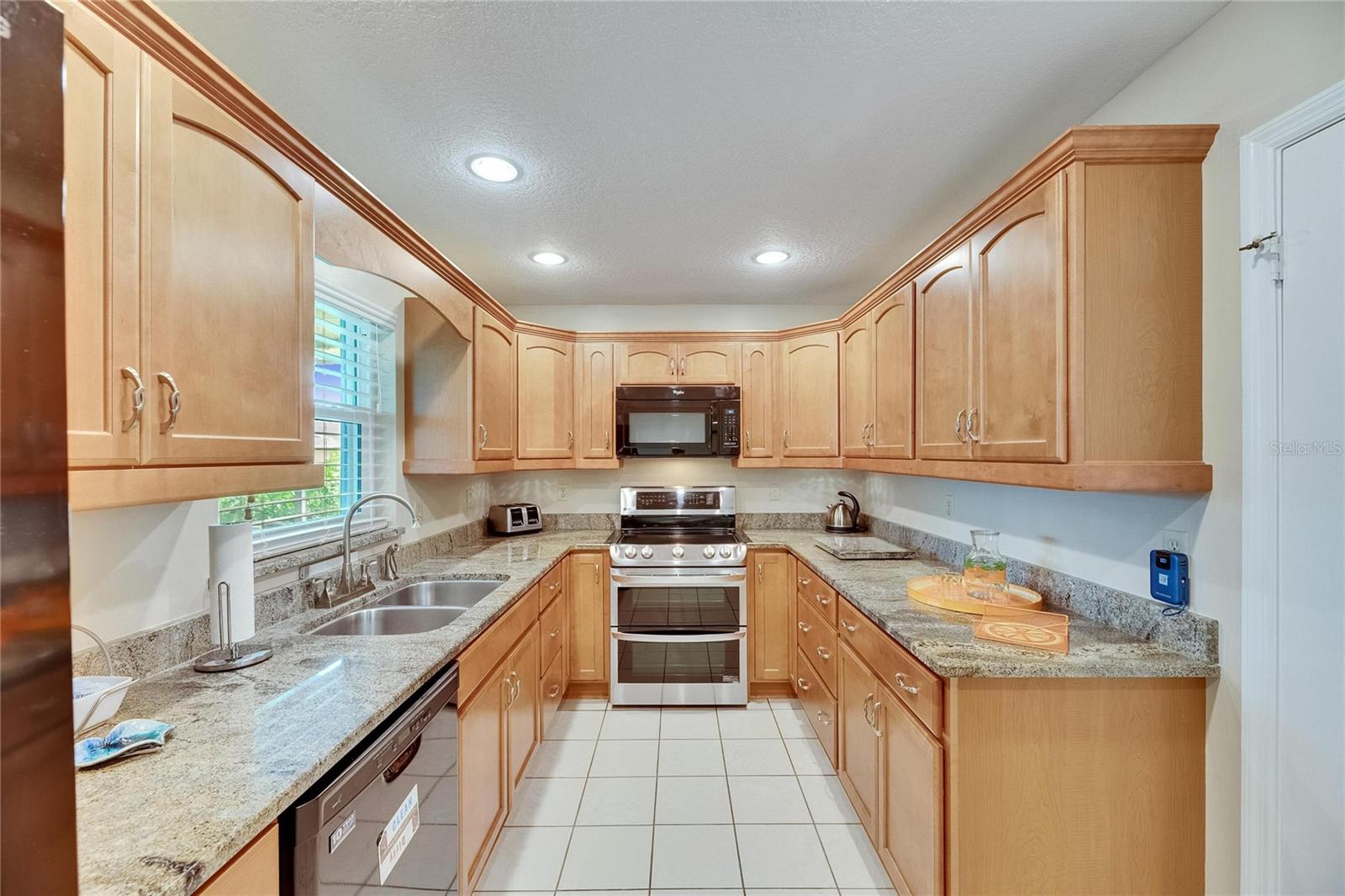 Double sinks, Double oven range