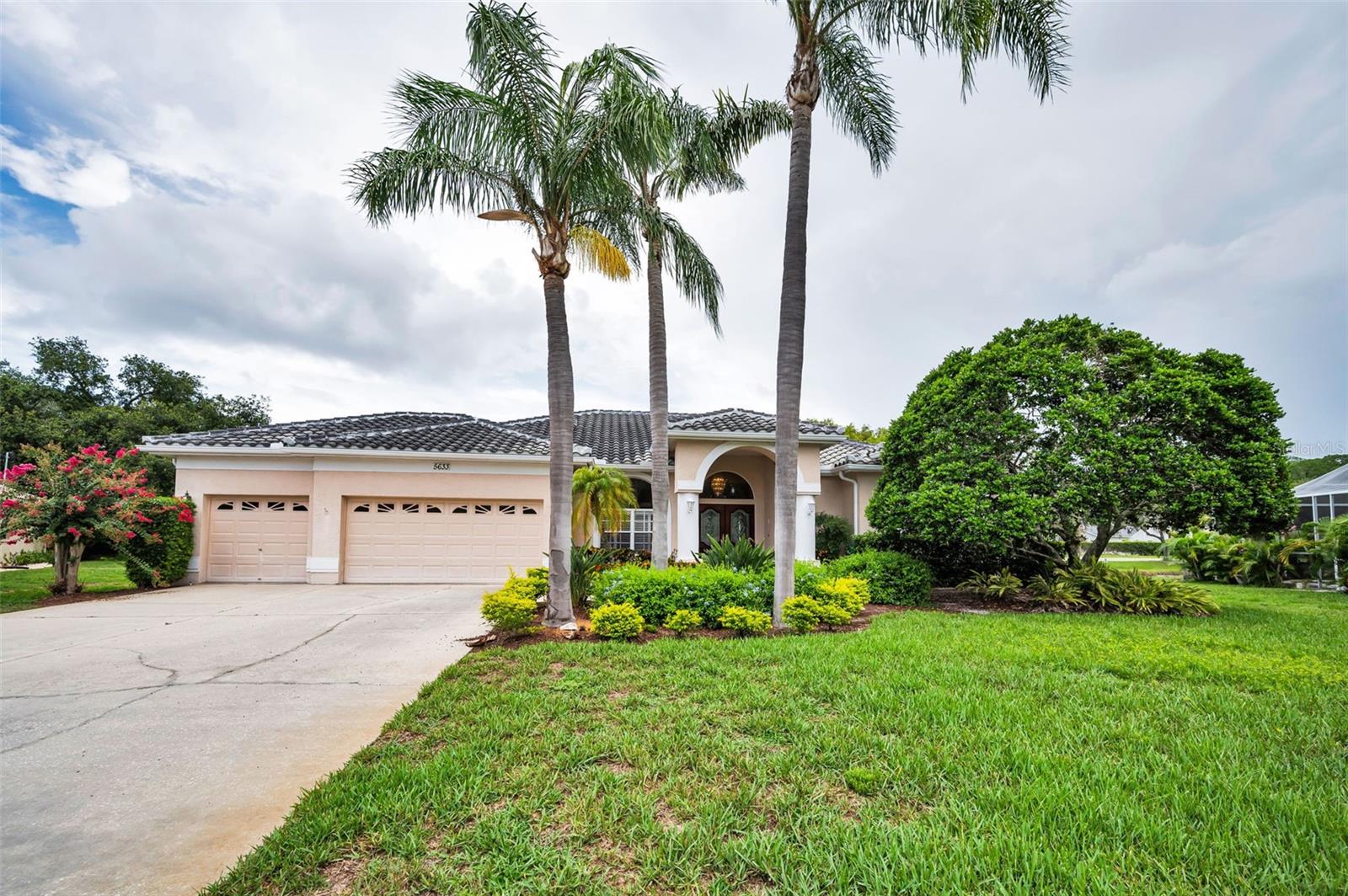 Front Exterior/Driveway/ Garage