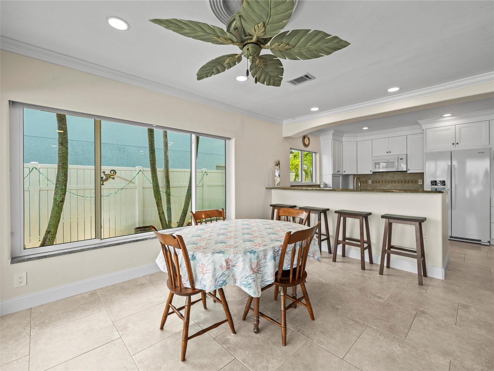 Dining to Kitchen