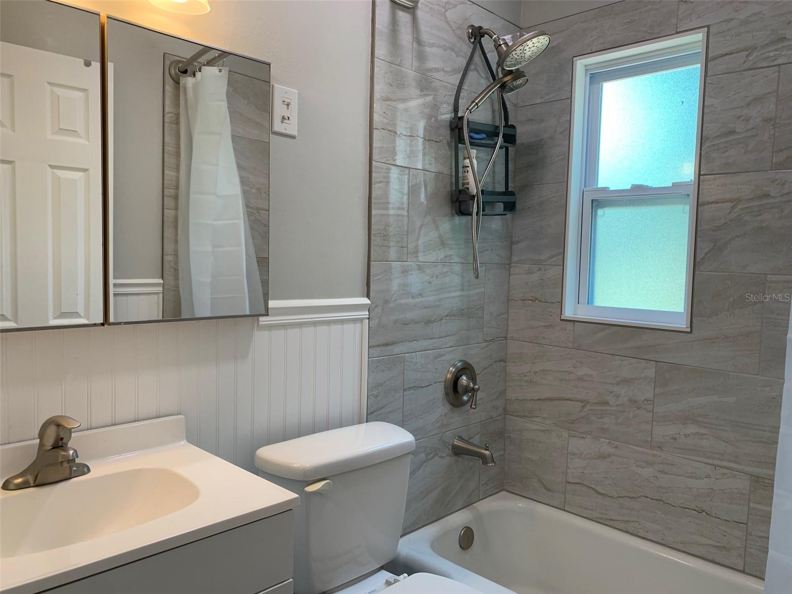 Tub/shower in full bath
