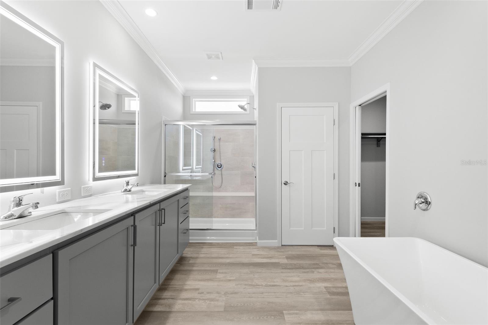 Primary bath with 2 sinks
