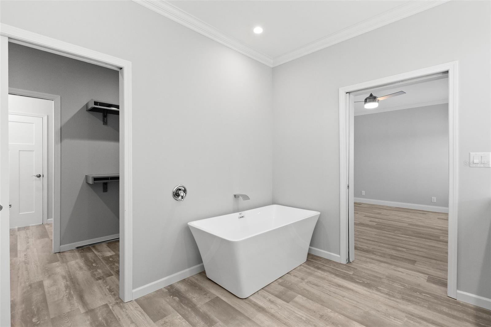 soaking tub