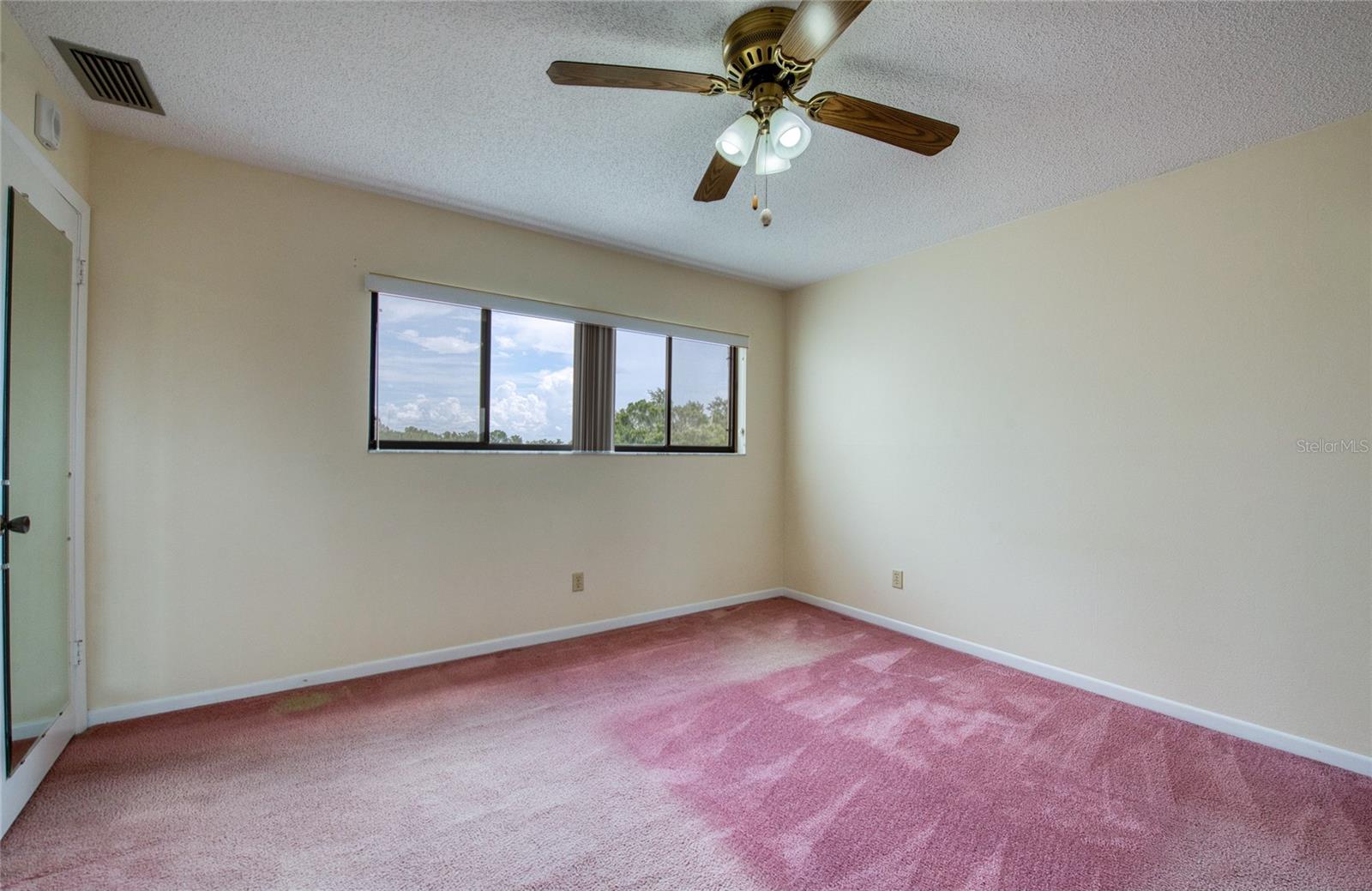 LARGE GUEST ROOMS WITH CLOSETS
