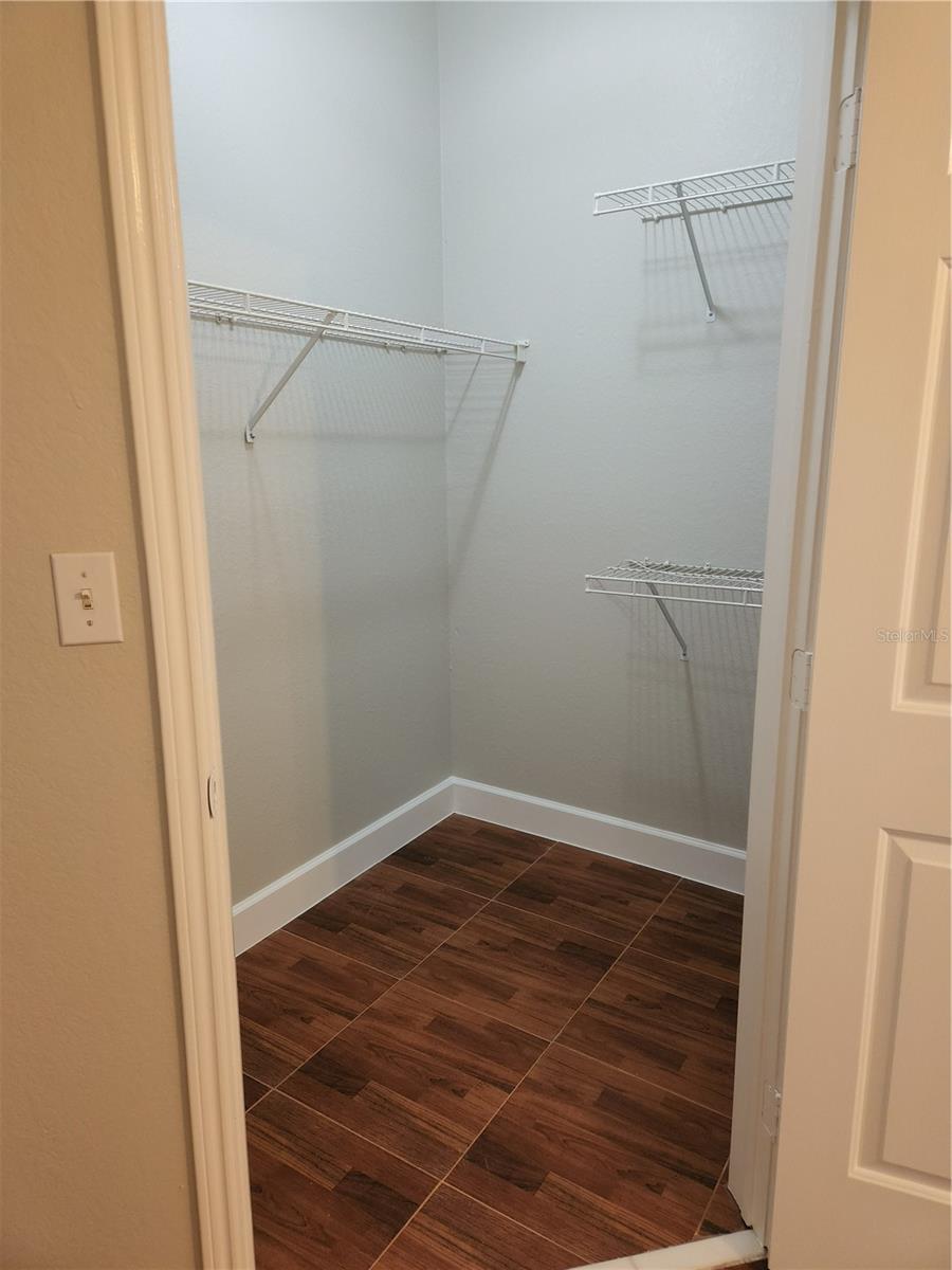 Walk-in-closet