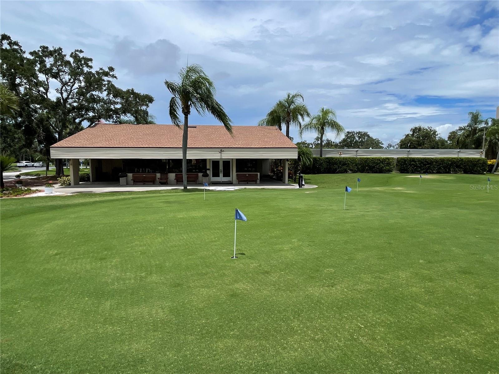 Golf shop/ Putting green