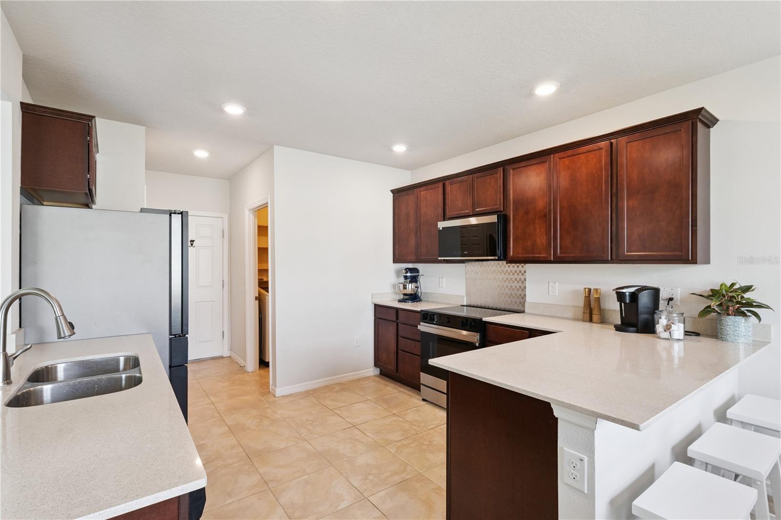 Breakfast bar off kitchen dinette