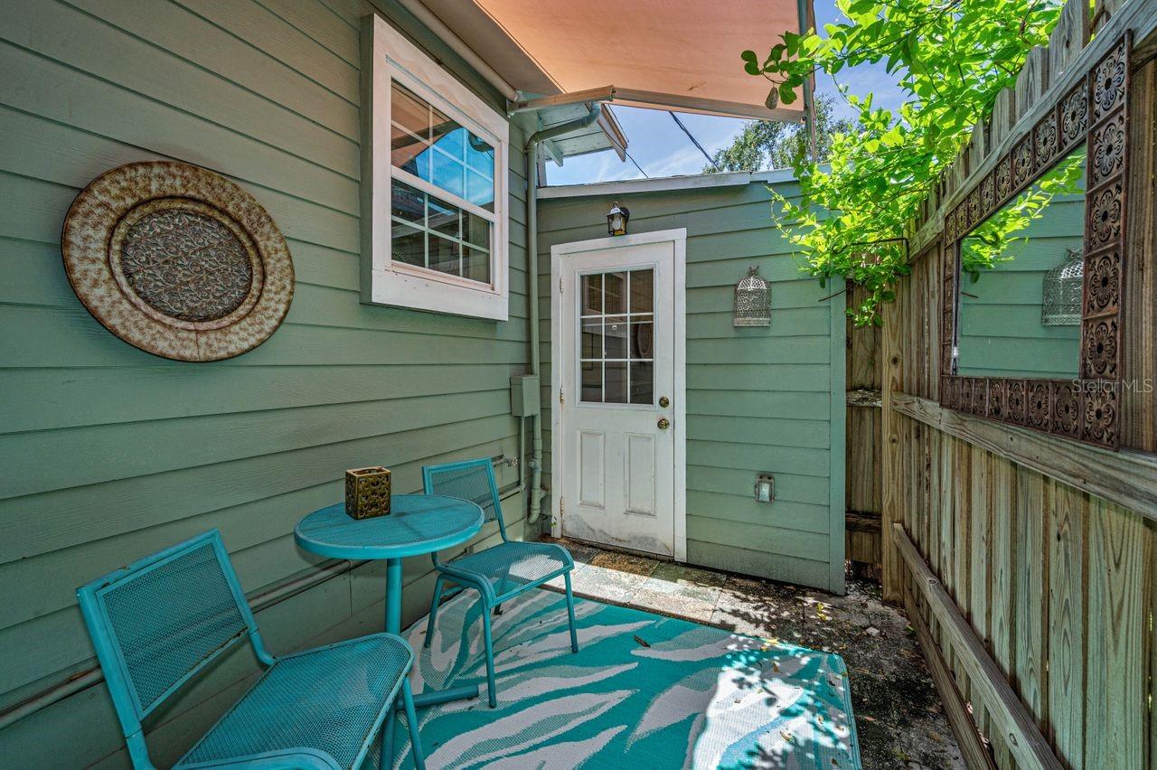 Private side yard