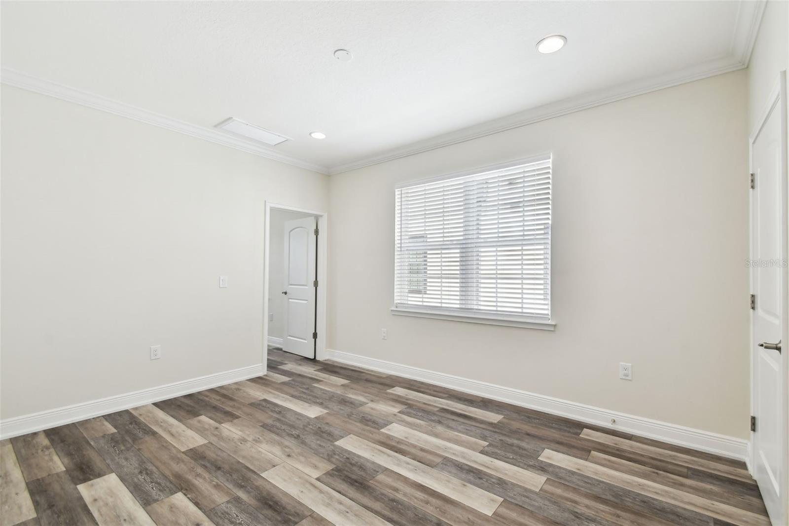 Loft Space on 2nd floor great for Office, Den, reading nook, additional seating area.
