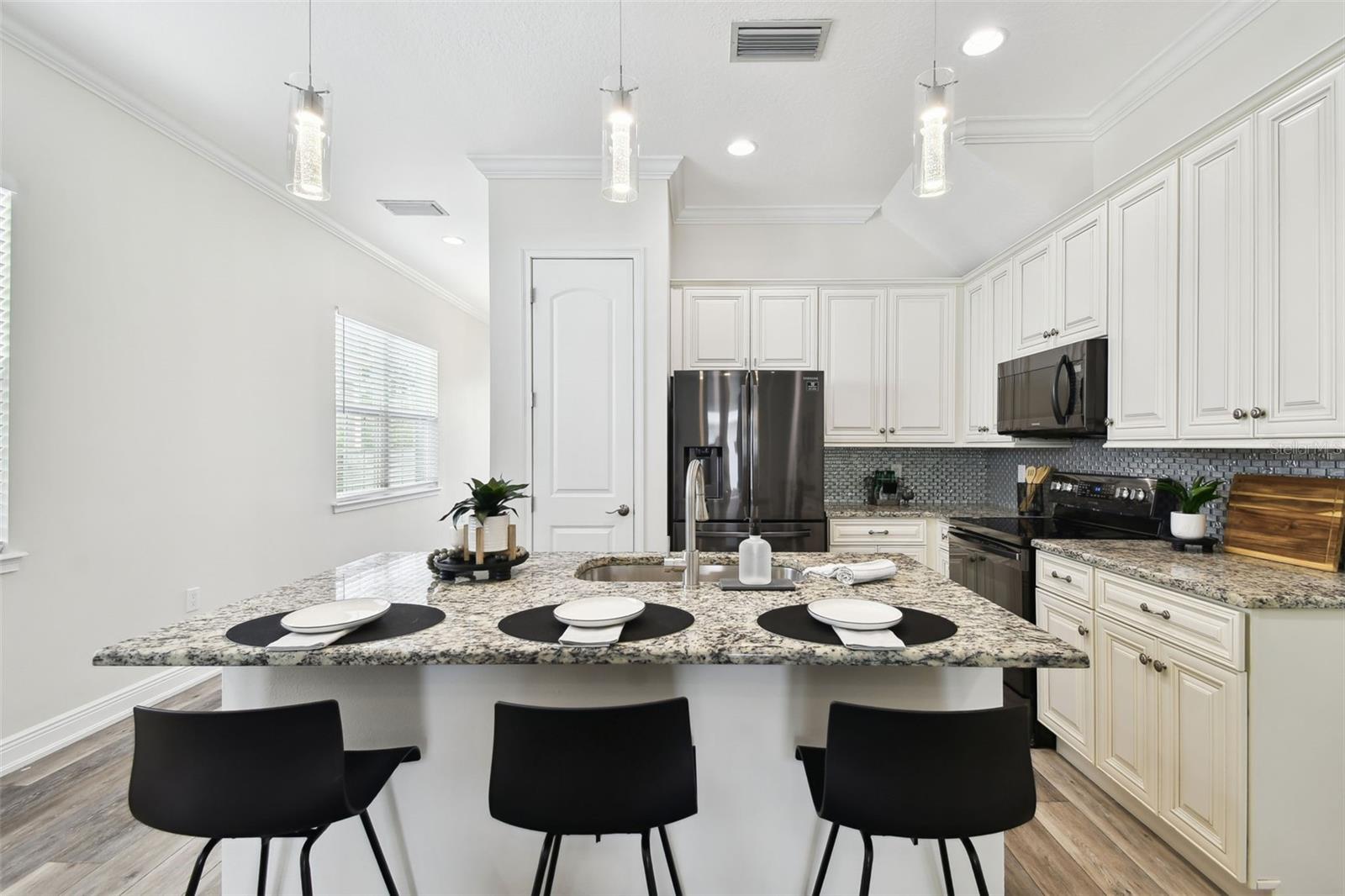Large center island with ample cabinet and counter top space
