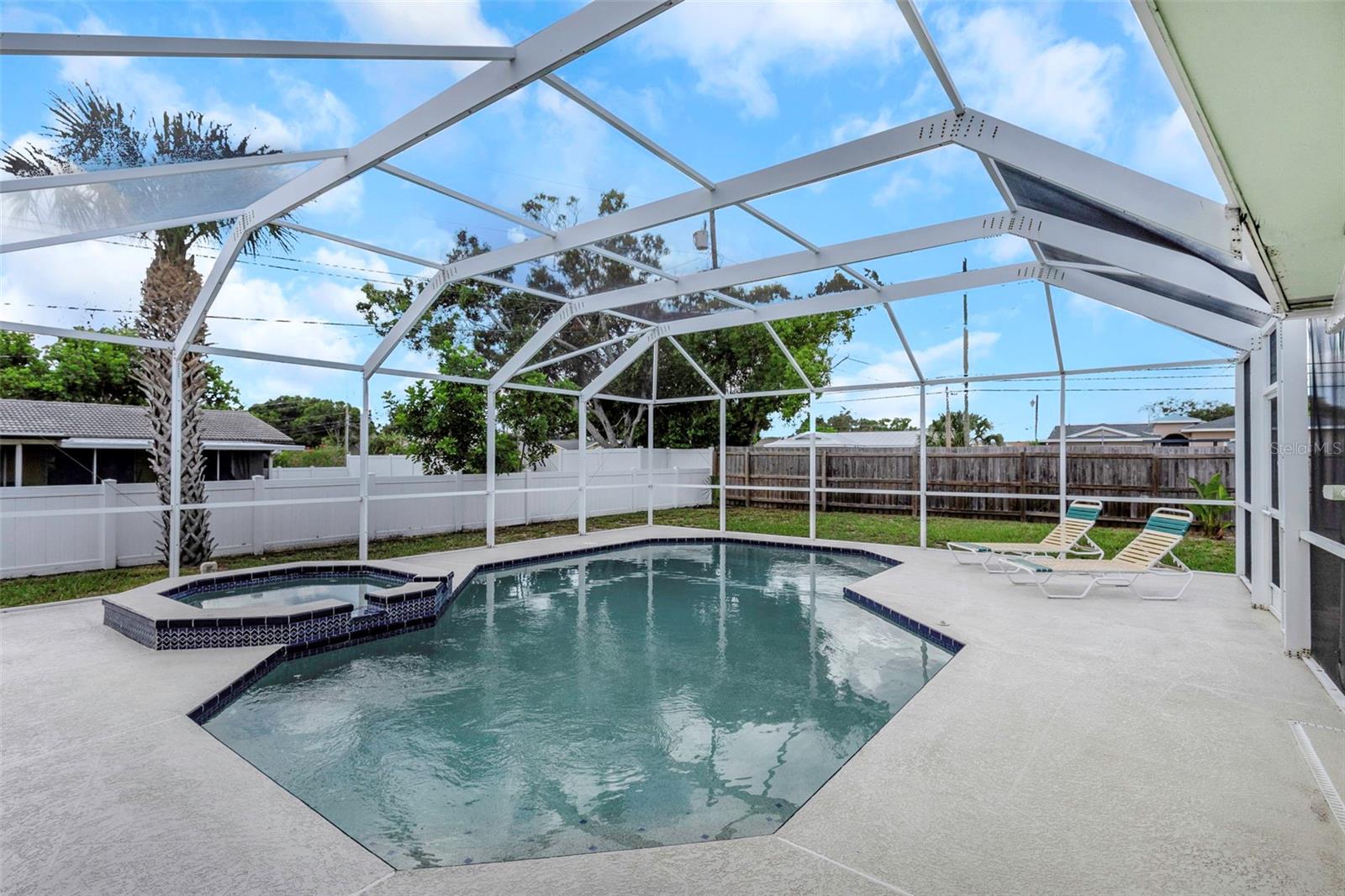 Pebble tech pool and jacuzzi with gas powered heat!
