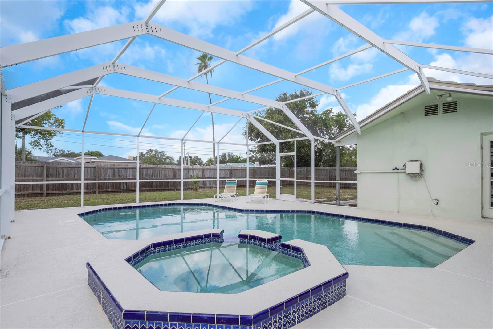 Pool & jacuzzi